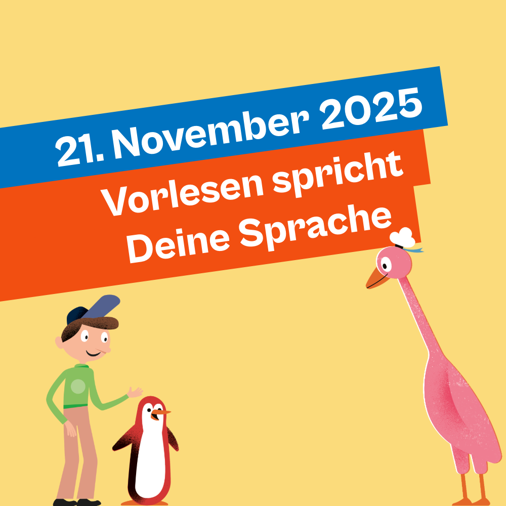 Grafik mit gelbem Hintergrund und schräg angeordneten farbigen Balken, auf denen steht: „21. November 2025 – Vorlesen spricht Deine Sprache“. Unten links steht eine gezeichnete Figur neben einem kleinen Pinguin, rechts daneben ein großer rosa Vogel mit einem kleinen weißen Vögelchen auf dem Kopf.