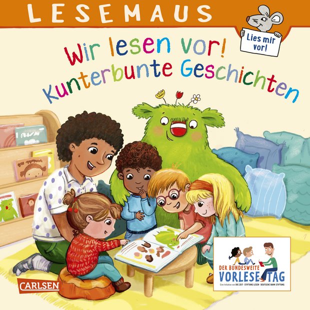 Illustration eines fröhlichen Vorlesemoments: Mehrere Kinder und ein grünes, freundliches Fantasiewesen (das kleine Wir) sitzen gemeinsam mit einer erwachsenen Person um ein Bilderbuch. Alle schauen gespannt ins Buch. Im Hintergrund sind ein Bücherregal und Kissen zu sehen. Oben steht der Titel „Lesemaus – Wir lesen vor! Kunterbunte Geschichten“.
