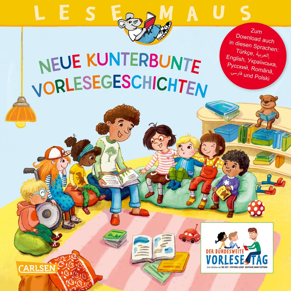 Cover des Kinderbuchs „Neue kunterbunte Vorlesegeschichten“ aus der Reihe Lesemaus des Carlsen Verlages. Eine Frau liest mehreren fröhlichen Kindern in einem gemütlich gestalteten Raum vor. Auf dem Teppich liegen Bücher und ein Tablet. In der Ecke stehen Spielzeug und Bücherregale. Ein Hinweis zeigt: Die Geschichten gibt es auch in acht Sprachen zum Download. Unten rechts befindet sich das Logo des Bundesweiten Vorlesetags. Die Szene vermittelt Vielfalt, Sprachförderung und gemeinsames Vorleseerlebnis.